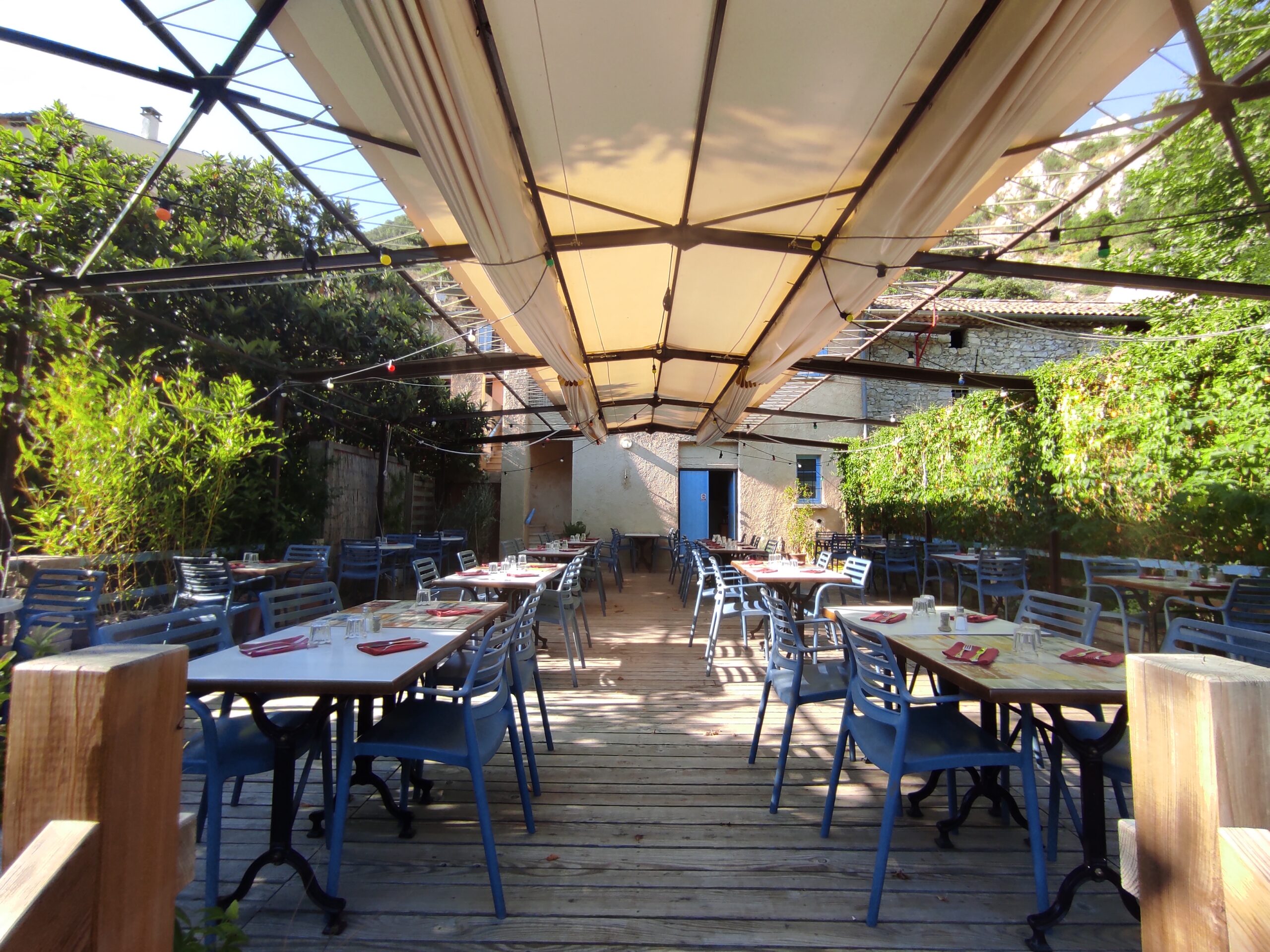 terrasse vue de l'escalier parking
